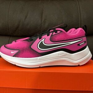 Nike Women's Pink cosmetic runner Shoes brand new in box 5y or 6.5w